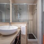 Jasny penthouse w klasycznej posiadłości