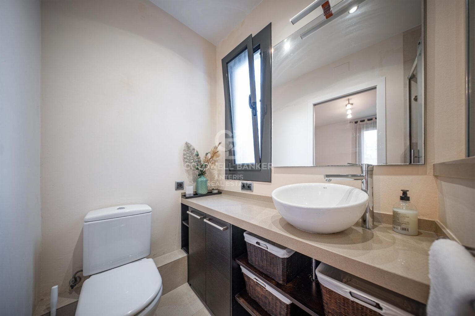 Jasny penthouse w klasycznej posiadłości