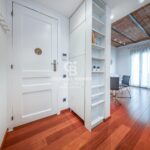 Jasny penthouse w klasycznej posiadłości