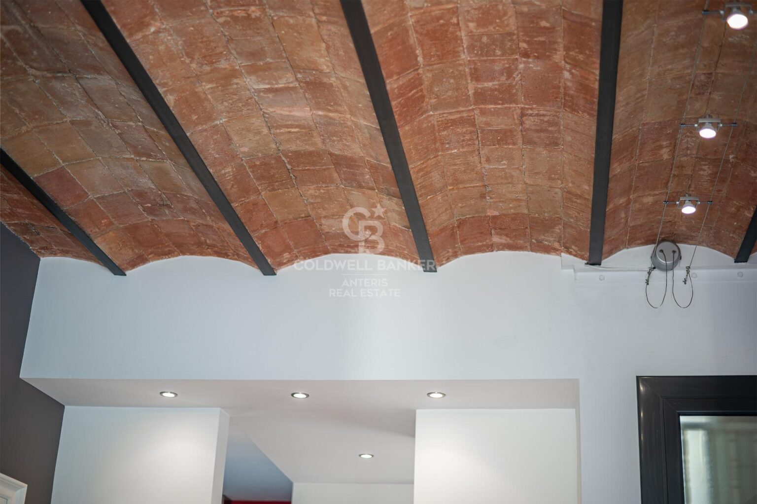 Jasny penthouse w klasycznej posiadłości