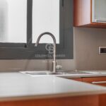 Jasny penthouse w klasycznej posiadłości