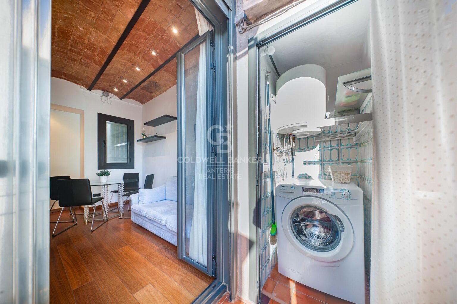 Jasny penthouse w klasycznej posiadłości