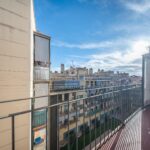 Jasny penthouse w klasycznej posiadłości