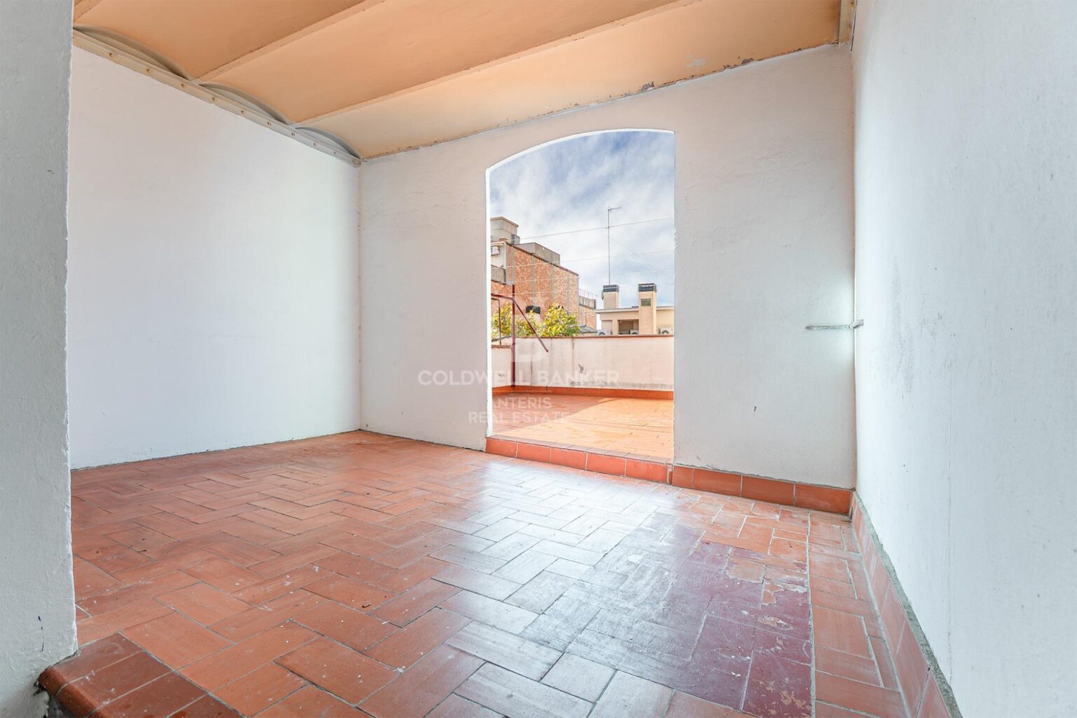 Jasny penthouse w klasycznej posiadłości