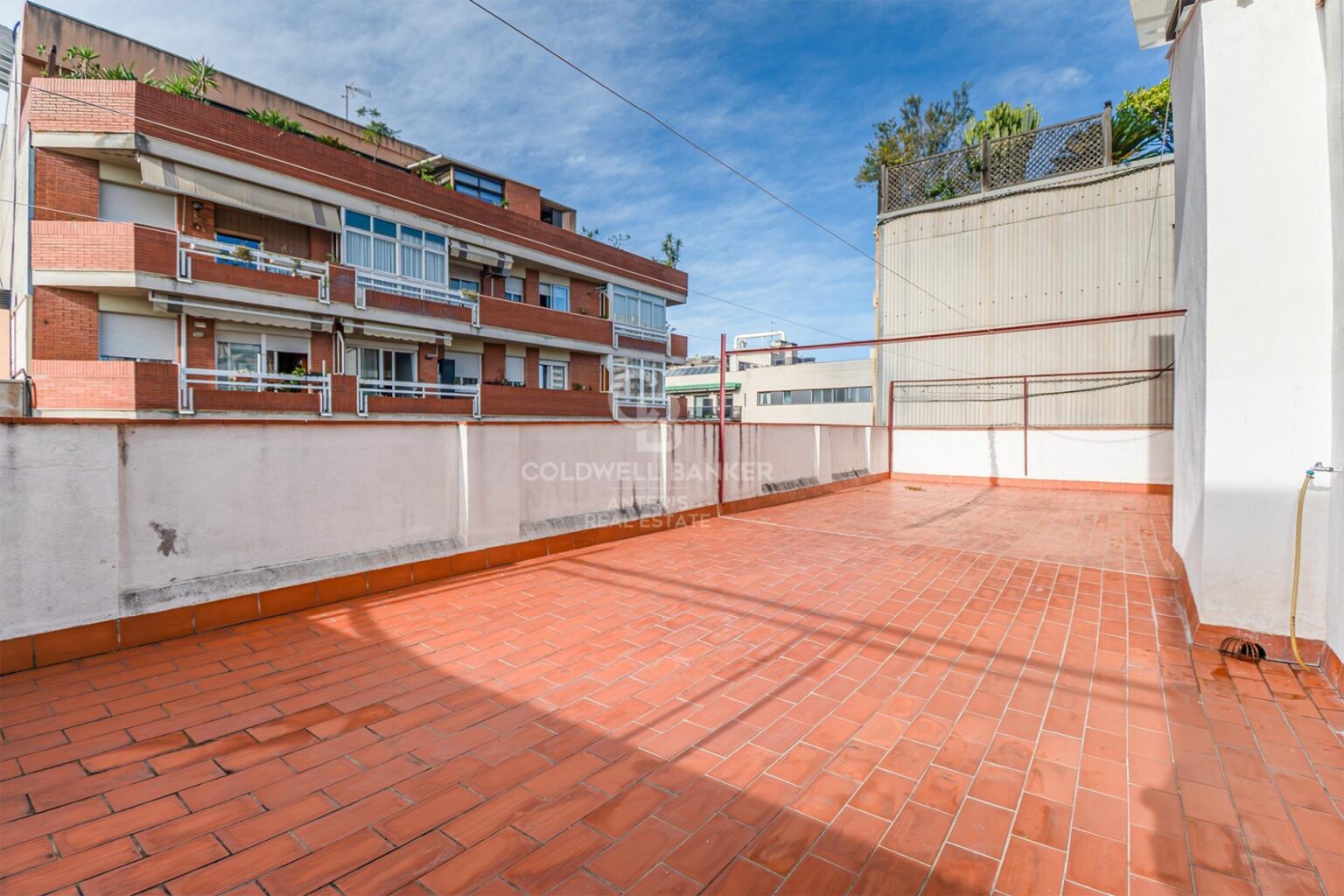 Jasny penthouse w klasycznej posiadłości