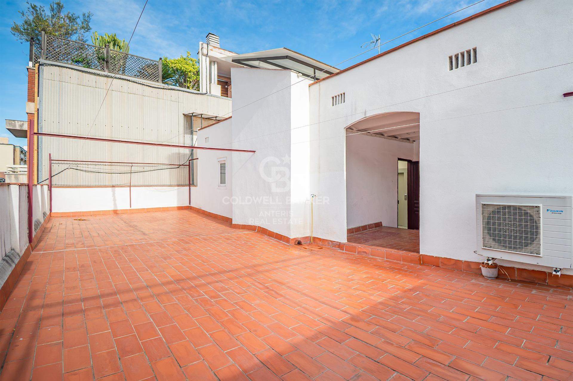 Piso en venta en el corazón de Les Corts situado en la última planta del edificio con ascensor