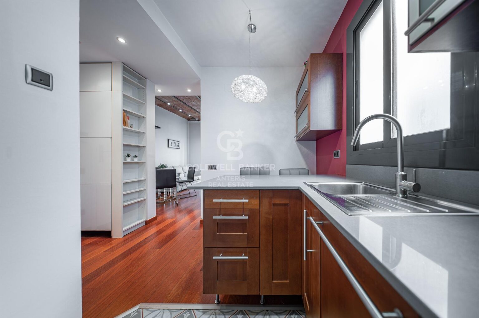 Jasny penthouse w klasycznej posiadłości