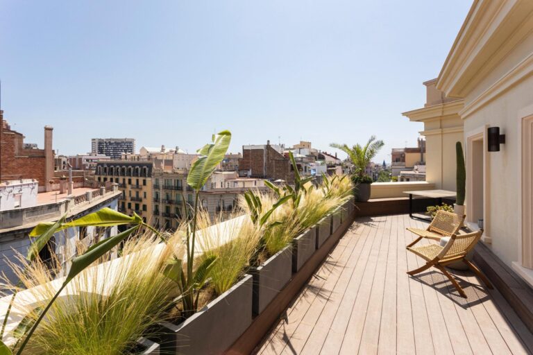 Narożny penthouse z tarasem, wyremontowany i umeblowany, położony przy prestiżowej ulicy Girona