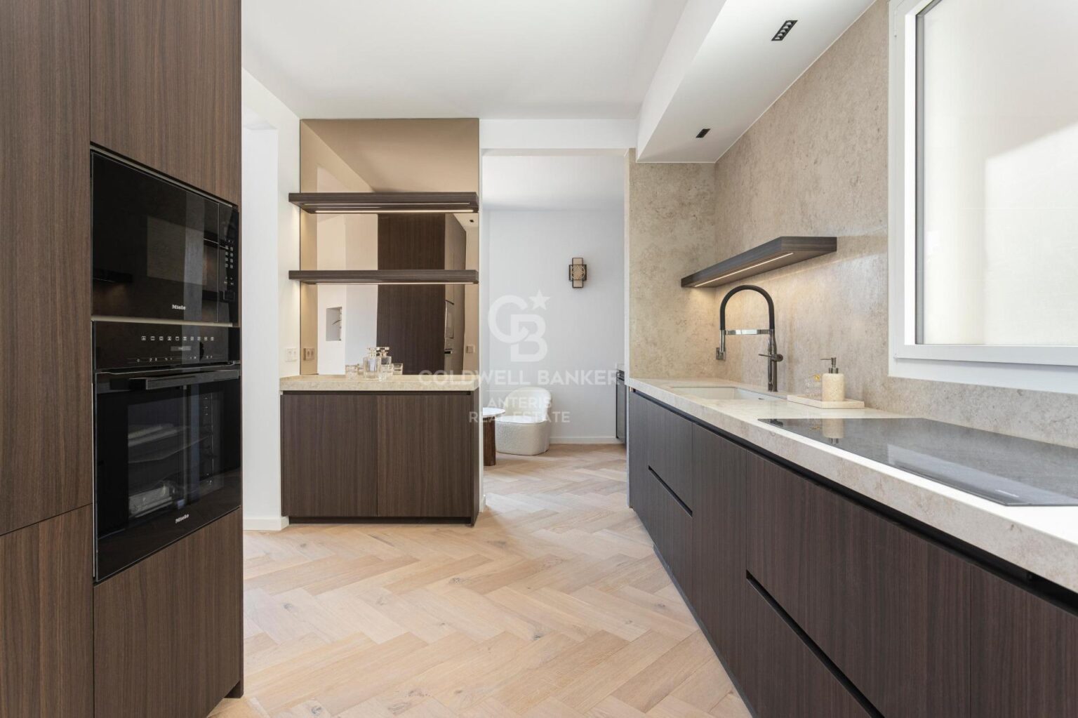 Ático con terraza, reformado y amueblado en la calle Girona