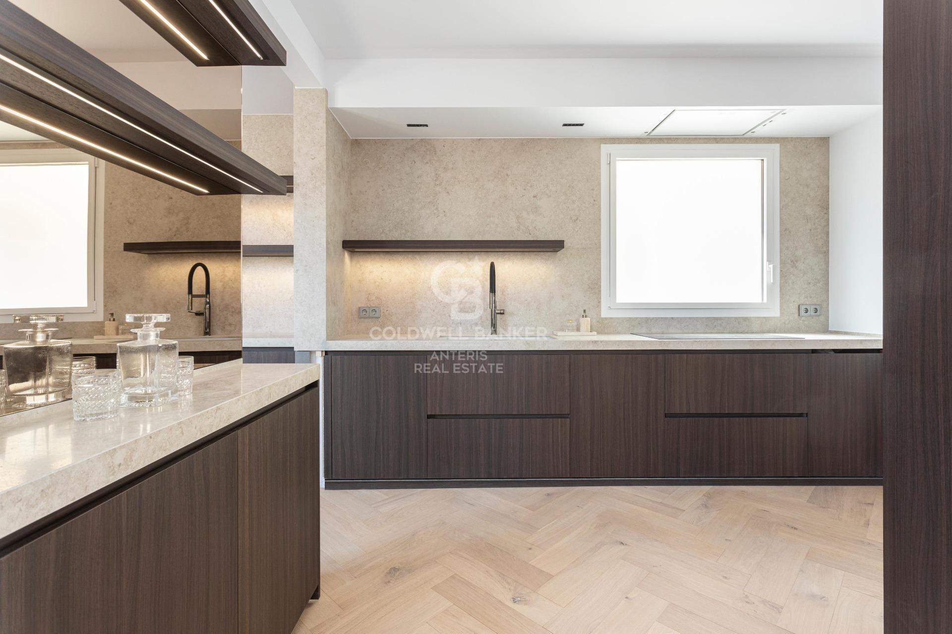 Ático con terraza, reformado y amueblado en la calle Girona