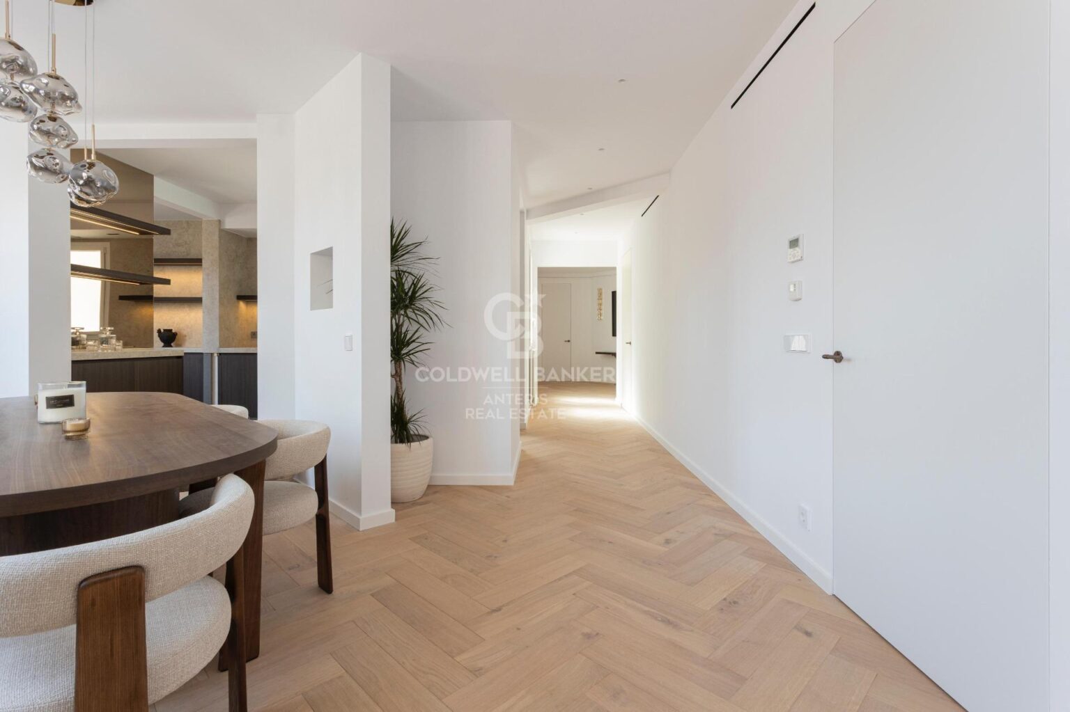 Ático con terraza, reformado y amueblado en la calle Girona