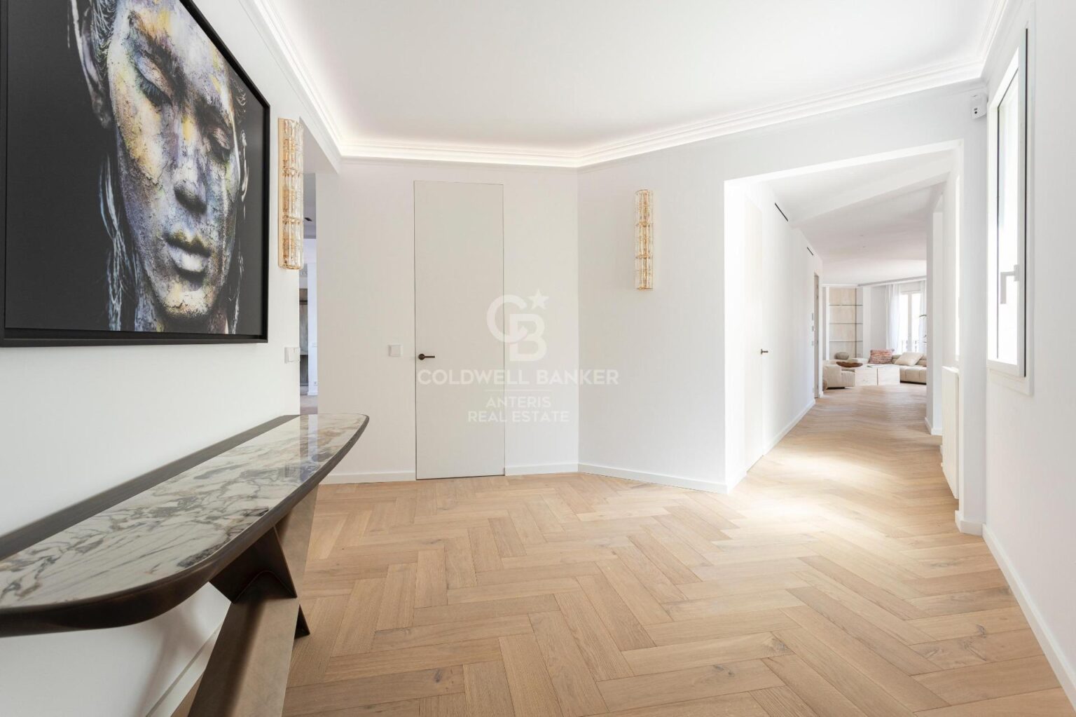 Ático con terraza, reformado y amueblado en la calle Girona