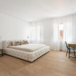 Ático con terraza, reformado y amueblado en la calle Girona