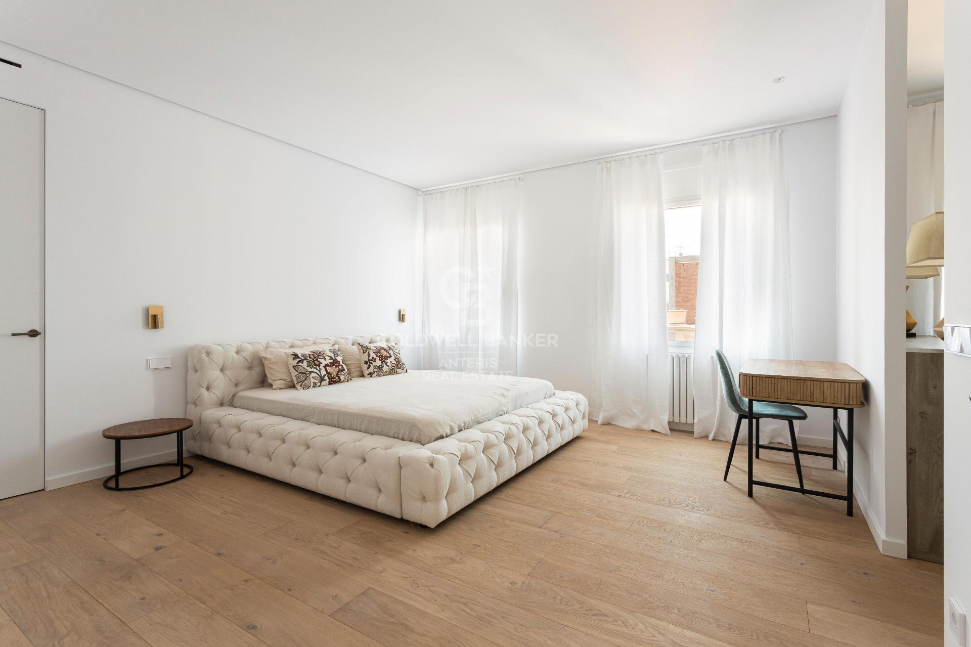 Ático con terraza, reformado y amueblado en la calle Girona