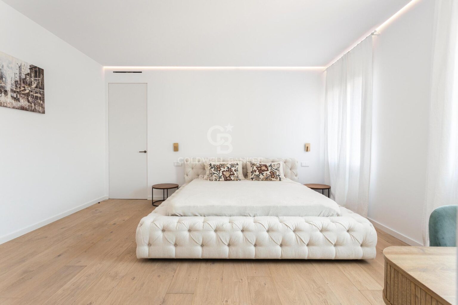 Ático con terraza, reformado y amueblado en la calle Girona