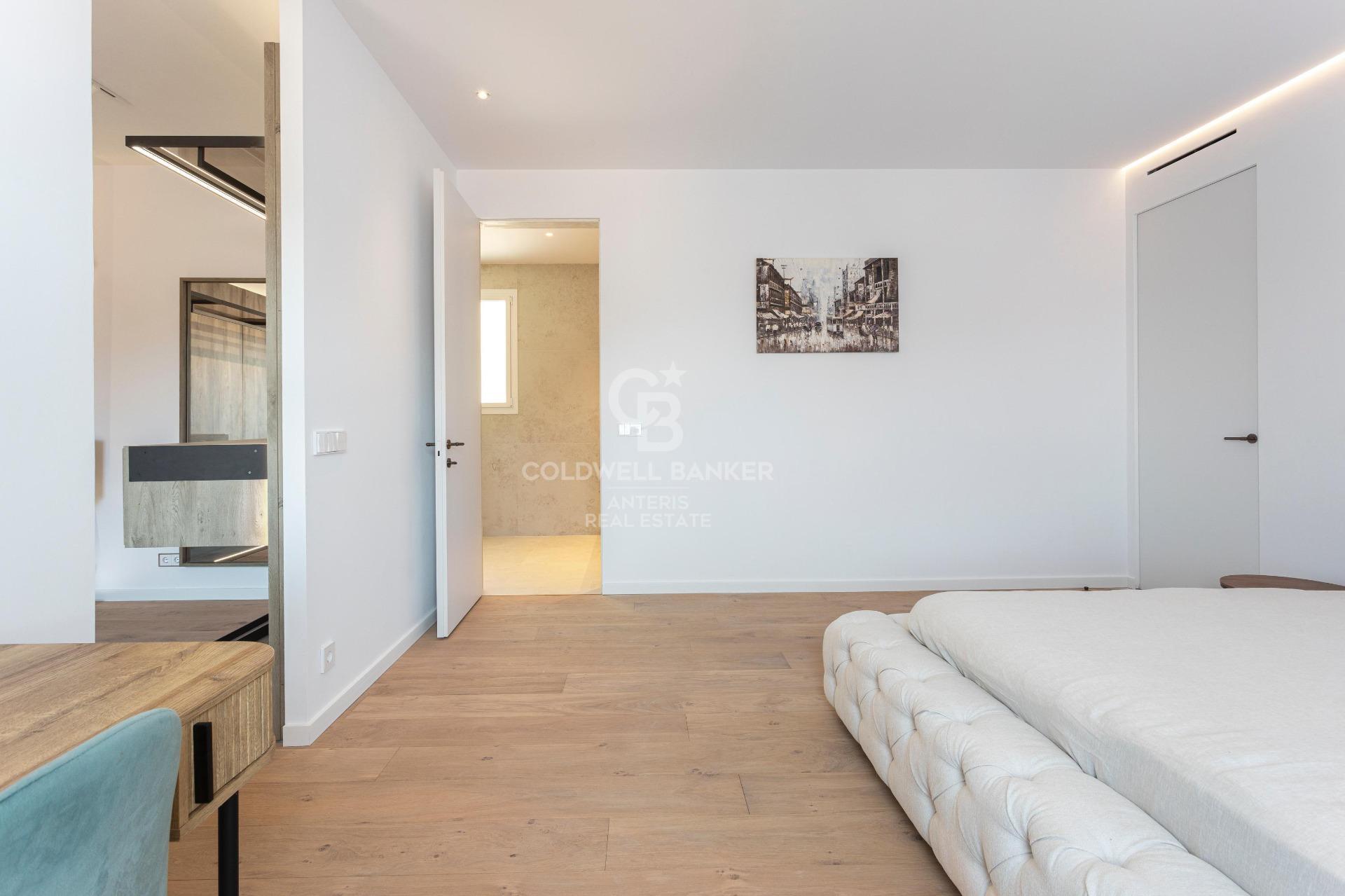 Ático con terraza, reformado y amueblado en la calle Girona