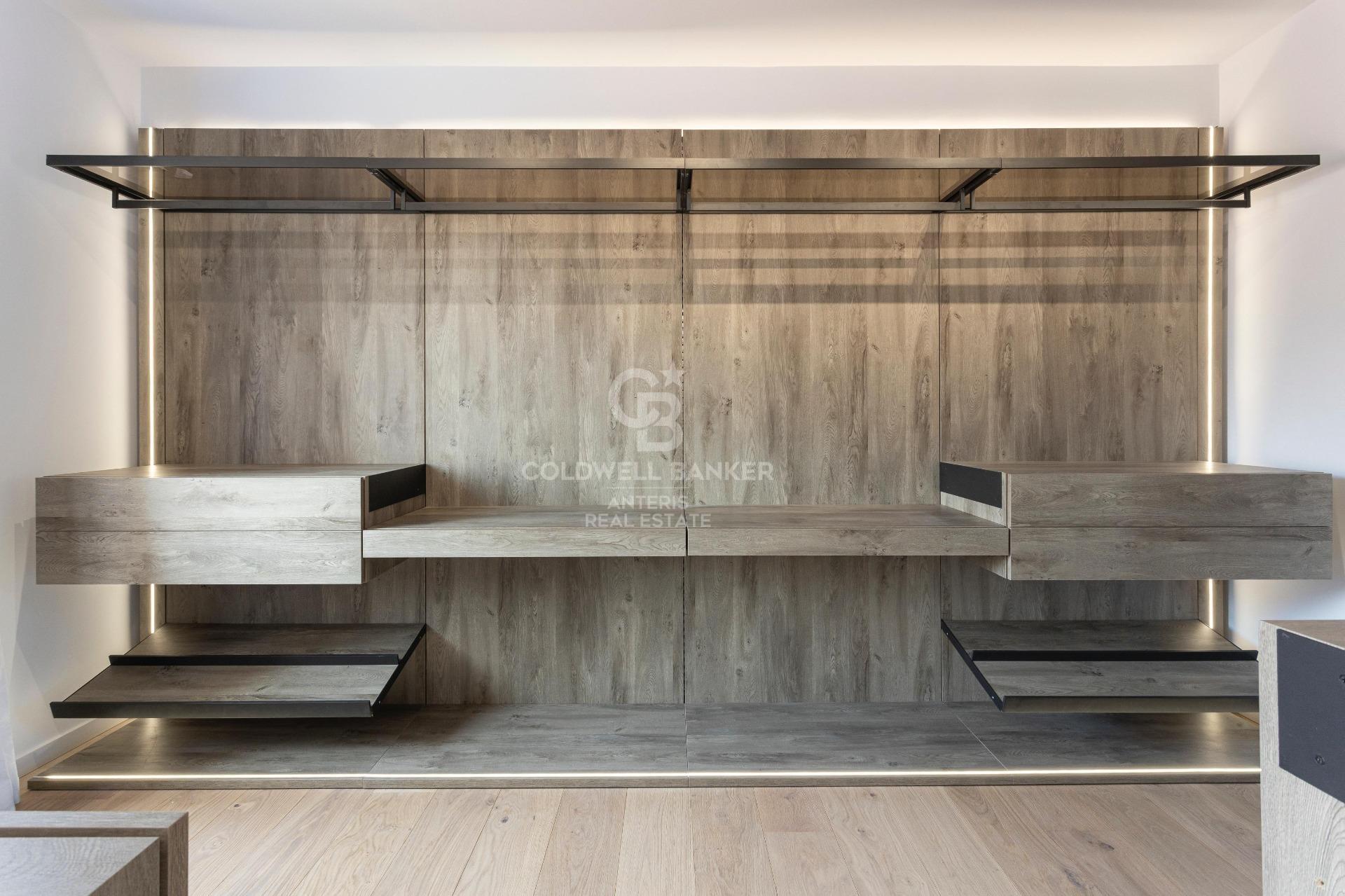 Ático con terraza, reformado y amueblado en la calle Girona