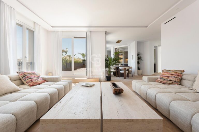 Narożny penthouse z tarasem, wyremontowany i umeblowany, położony przy prestiżowej ulicy Girona