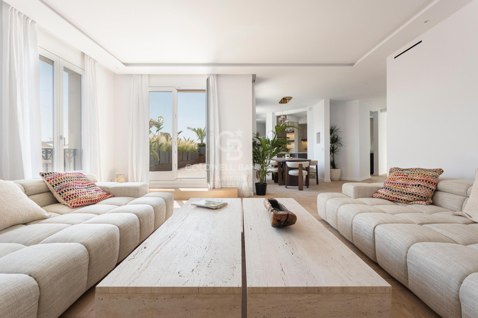 Ático con terraza, reformado y amueblado en la calle Girona