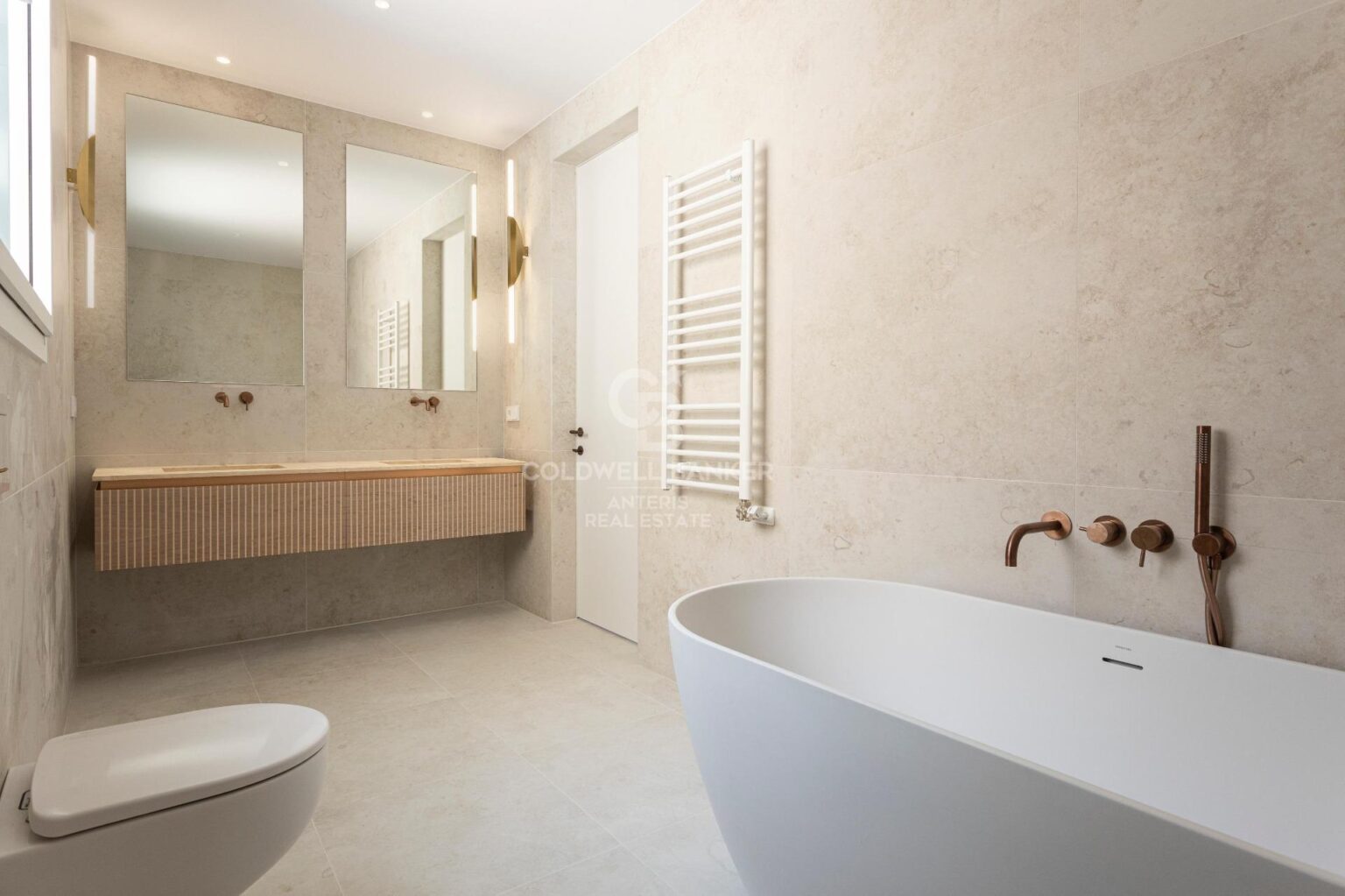 Ático con terraza, reformado y amueblado en la calle Girona