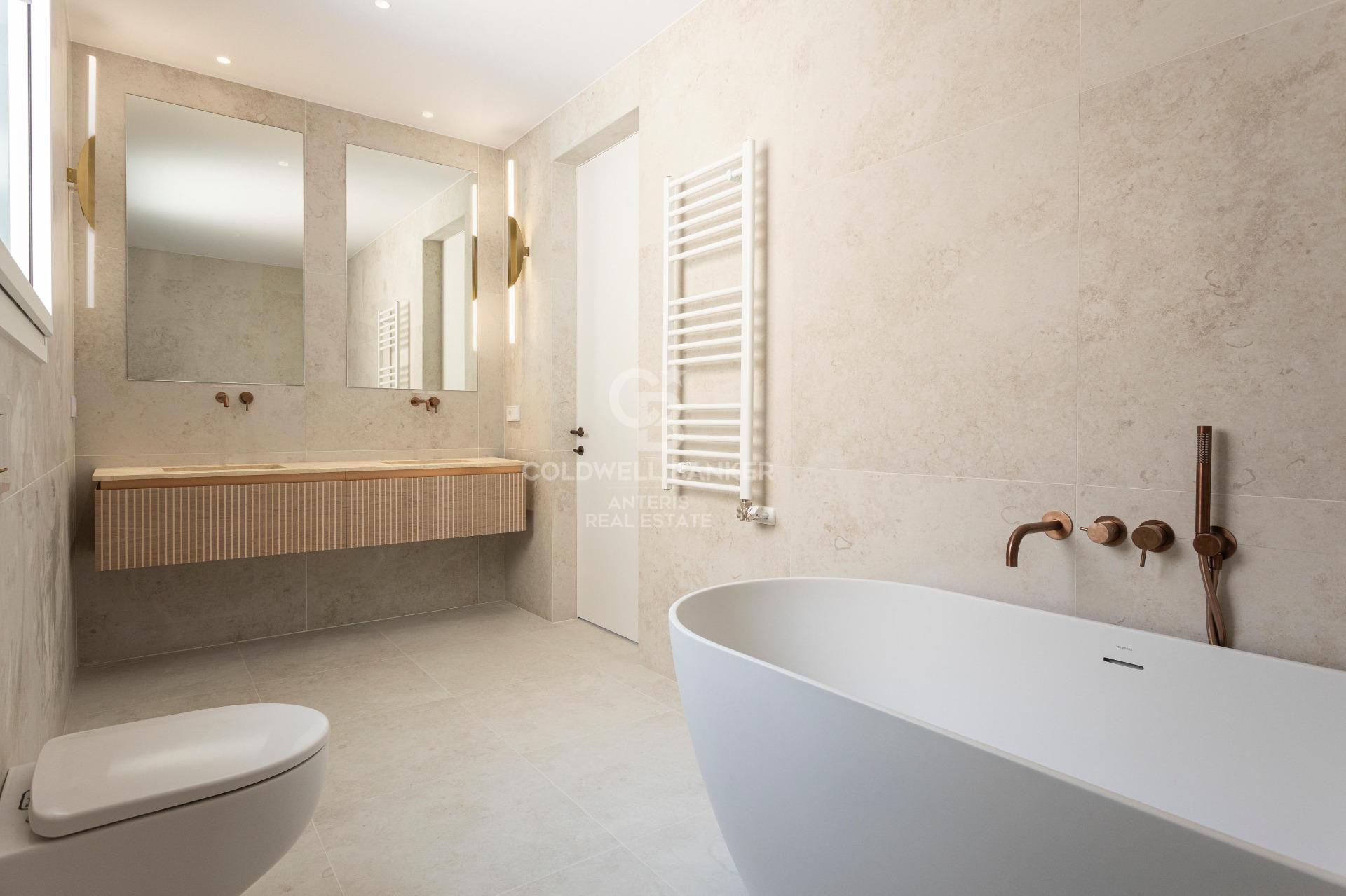 Ático con terraza, reformado y amueblado en la calle Girona