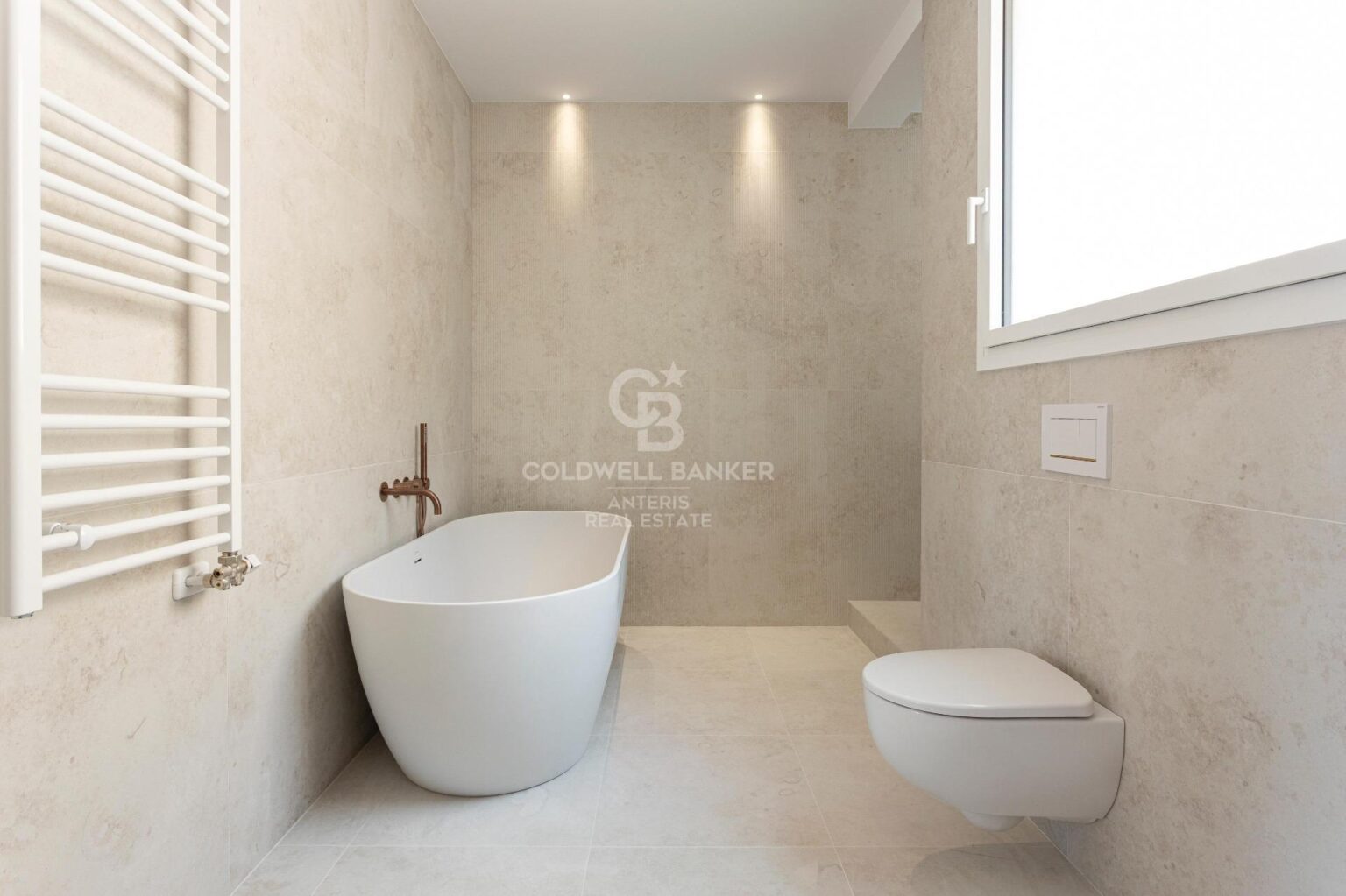 Ático con terraza, reformado y amueblado en la calle Girona