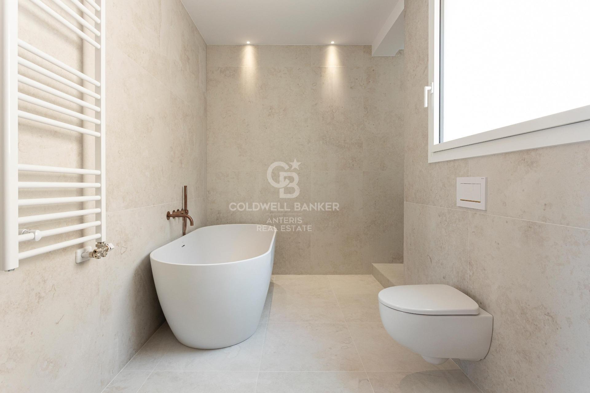 Ático con terraza, reformado y amueblado en la calle Girona