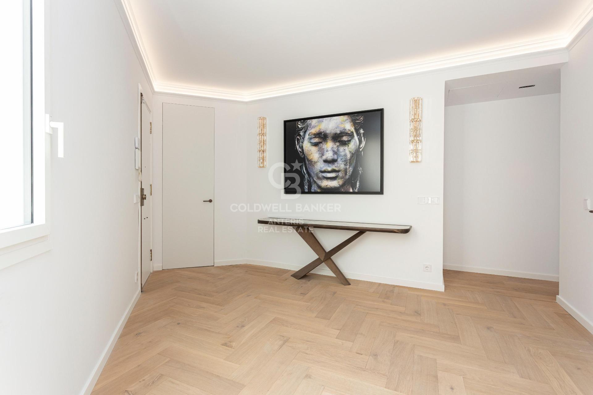 Ático con terraza, reformado y amueblado en la calle Girona