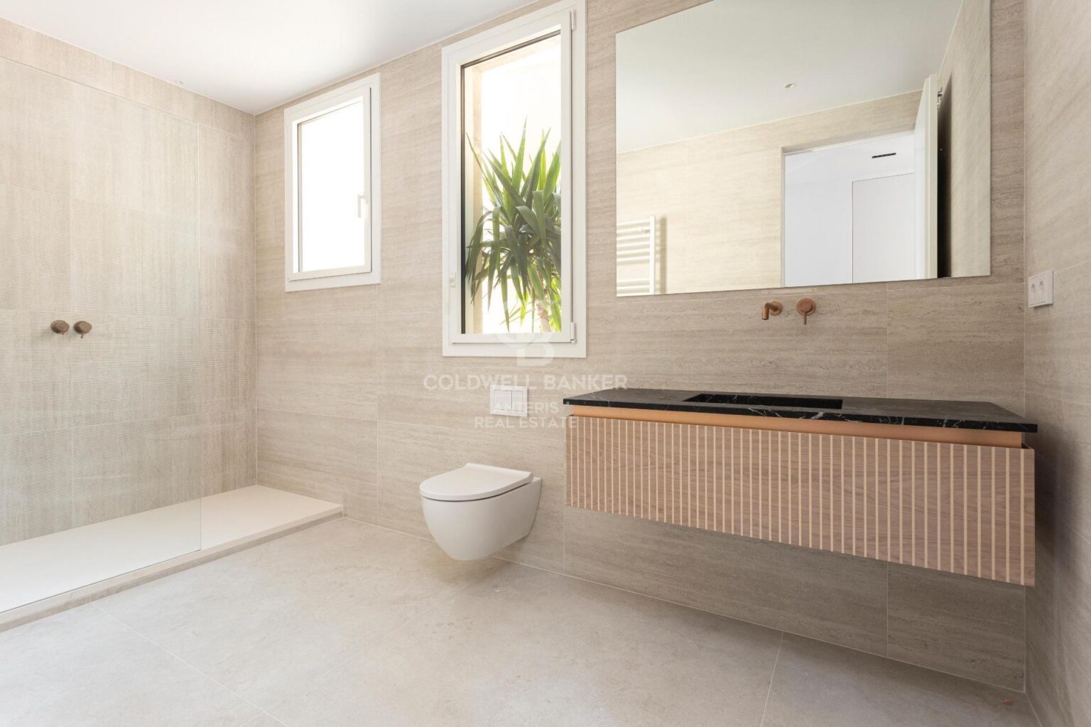 Ático con terraza, reformado y amueblado en la calle Girona