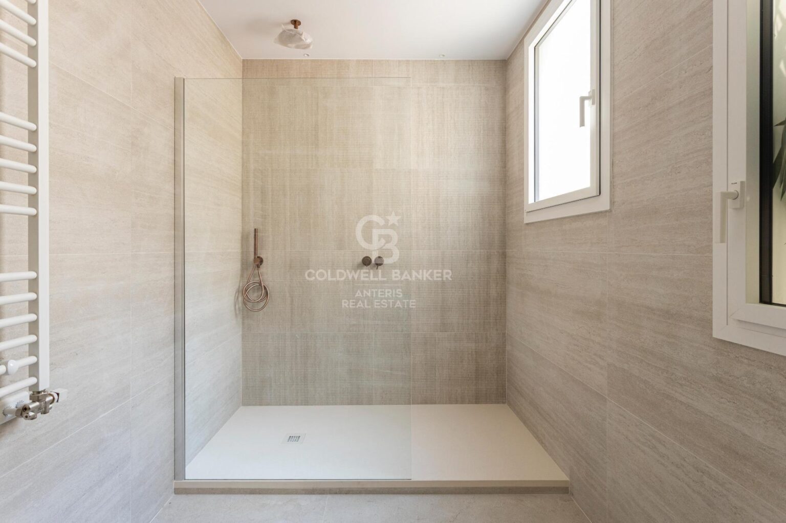 Ático con terraza, reformado y amueblado en la calle Girona