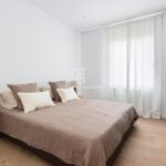 Ático con terraza, reformado y amueblado en la calle Girona