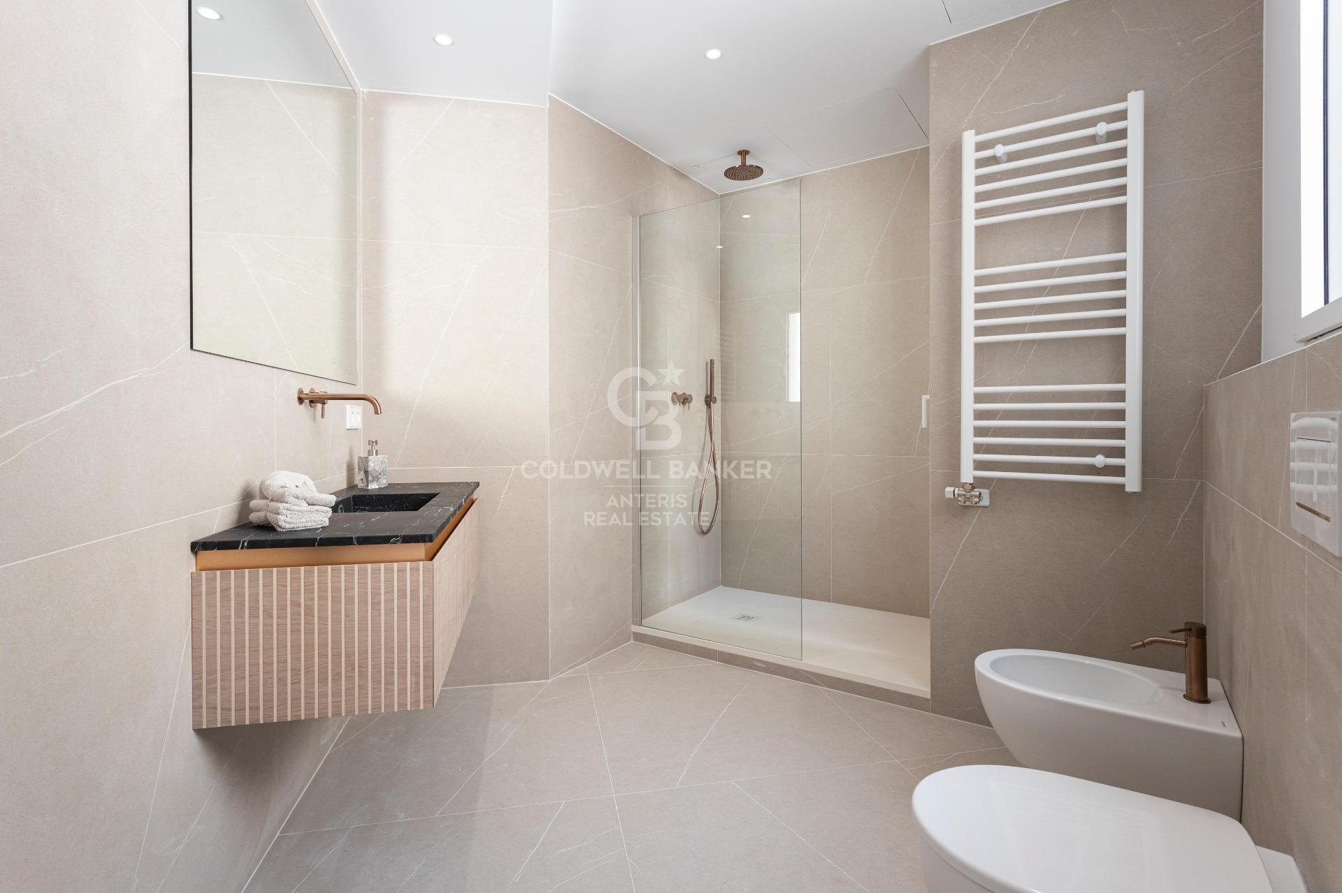 Ático con terraza, reformado y amueblado en la calle Girona