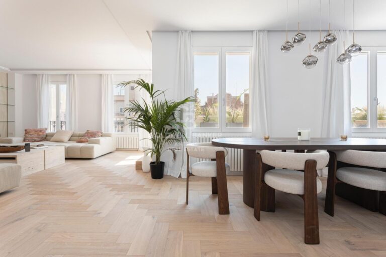 Narożny penthouse z tarasem, wyremontowany i umeblowany, położony przy prestiżowej ulicy Girona