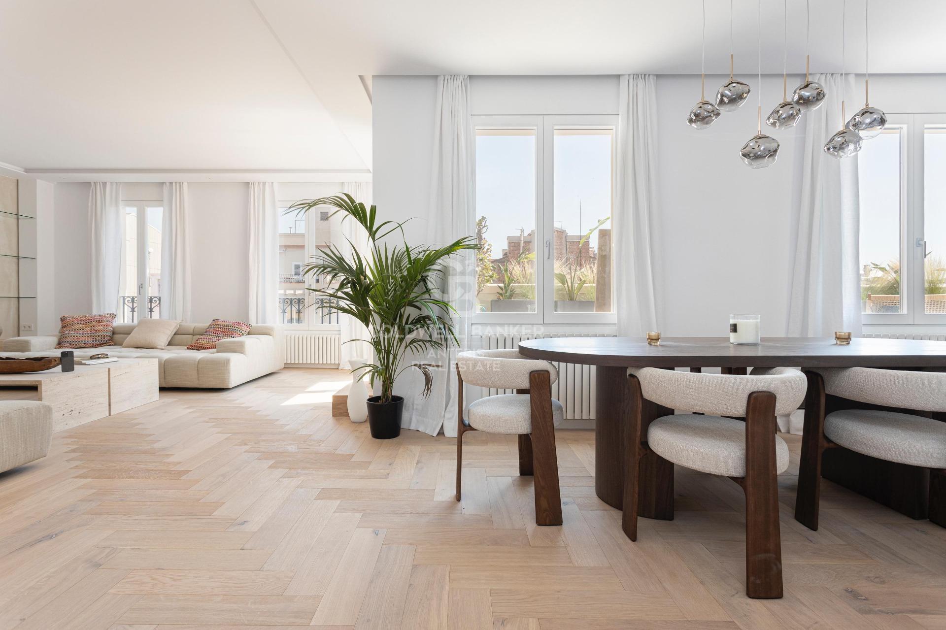 Ático con terraza, reformado y amueblado en la calle Girona