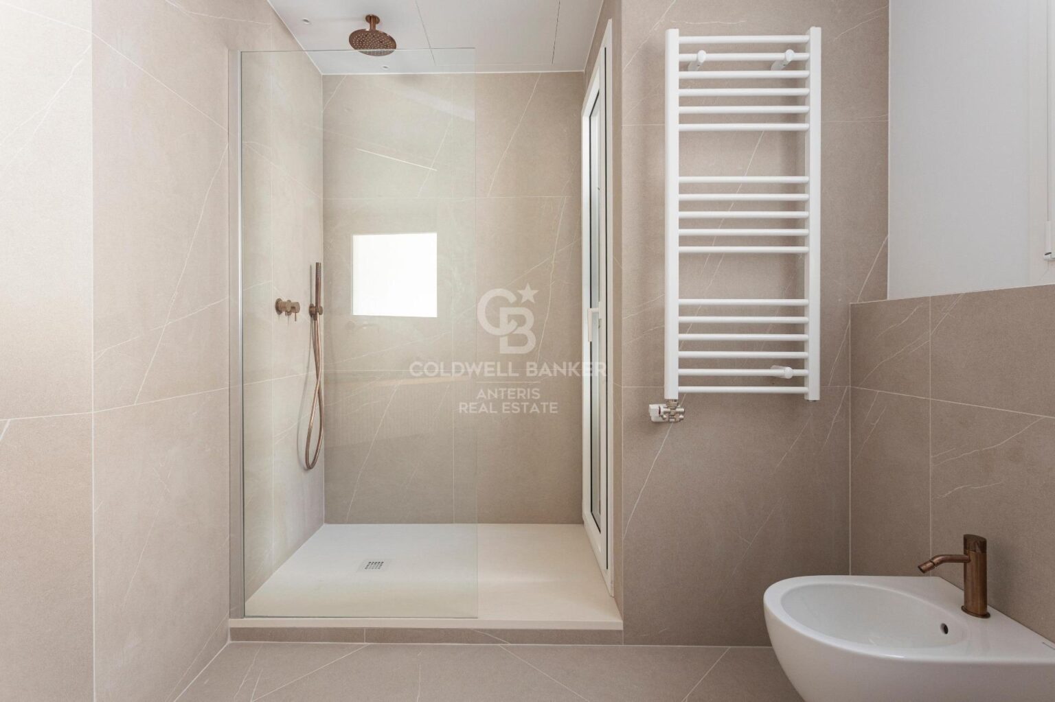 Ático con terraza, reformado y amueblado en la calle Girona