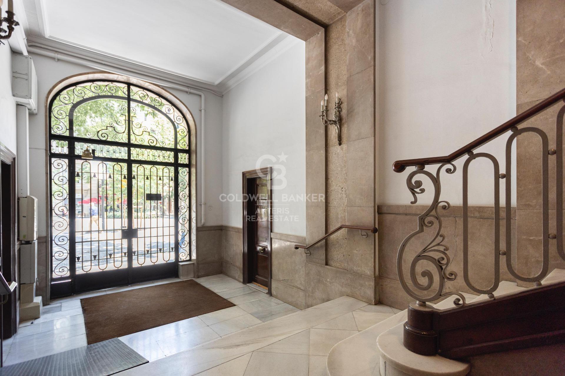 Ático con terraza, reformado y amueblado en la calle Girona