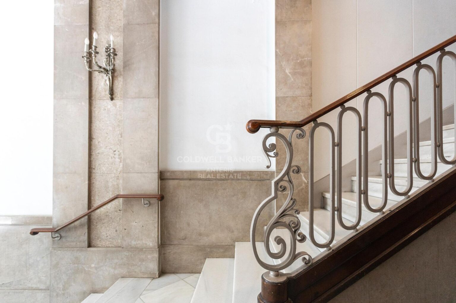 Ático con terraza, reformado y amueblado en la calle Girona