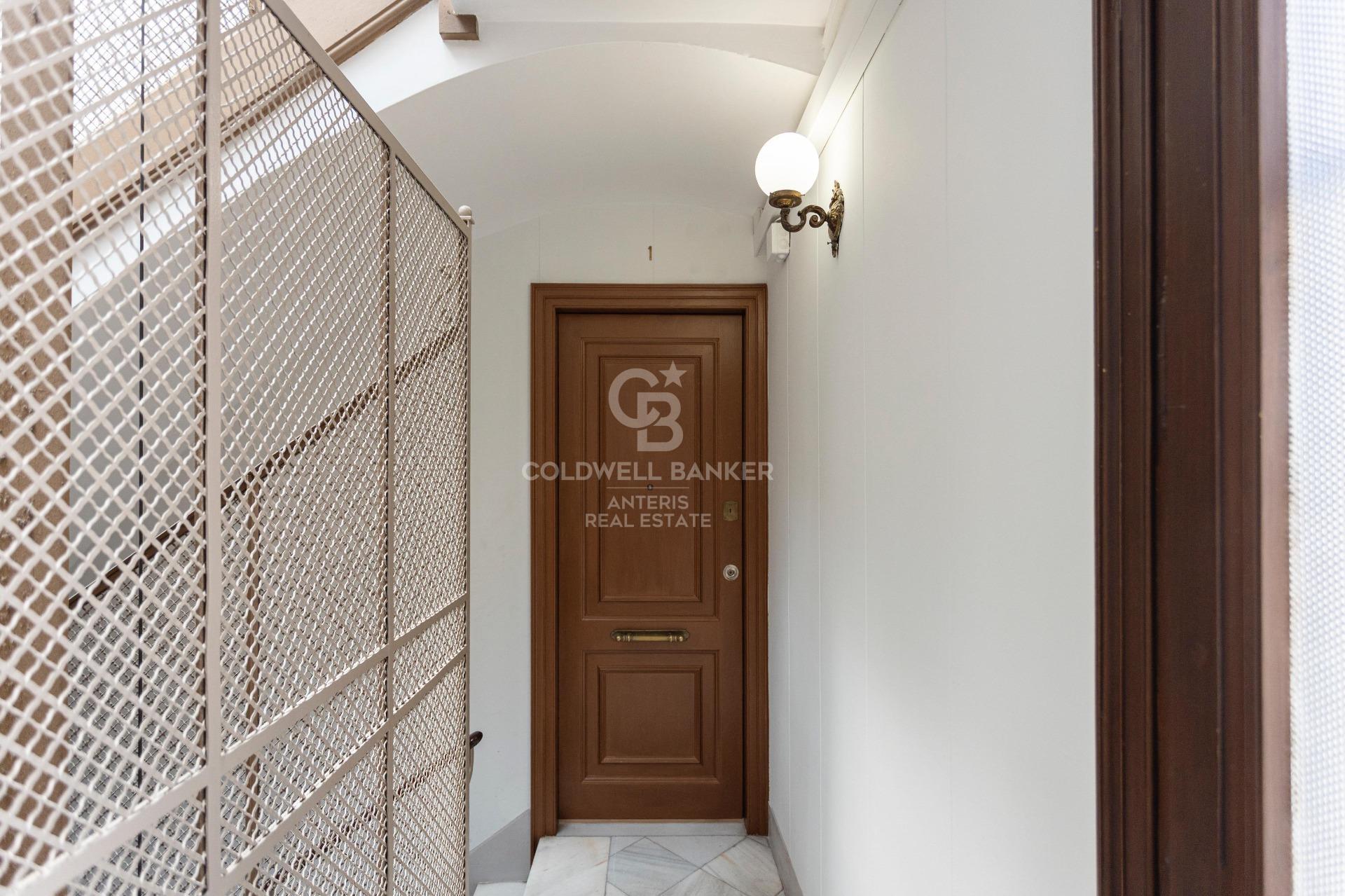 Ático con terraza, reformado y amueblado en la calle Girona