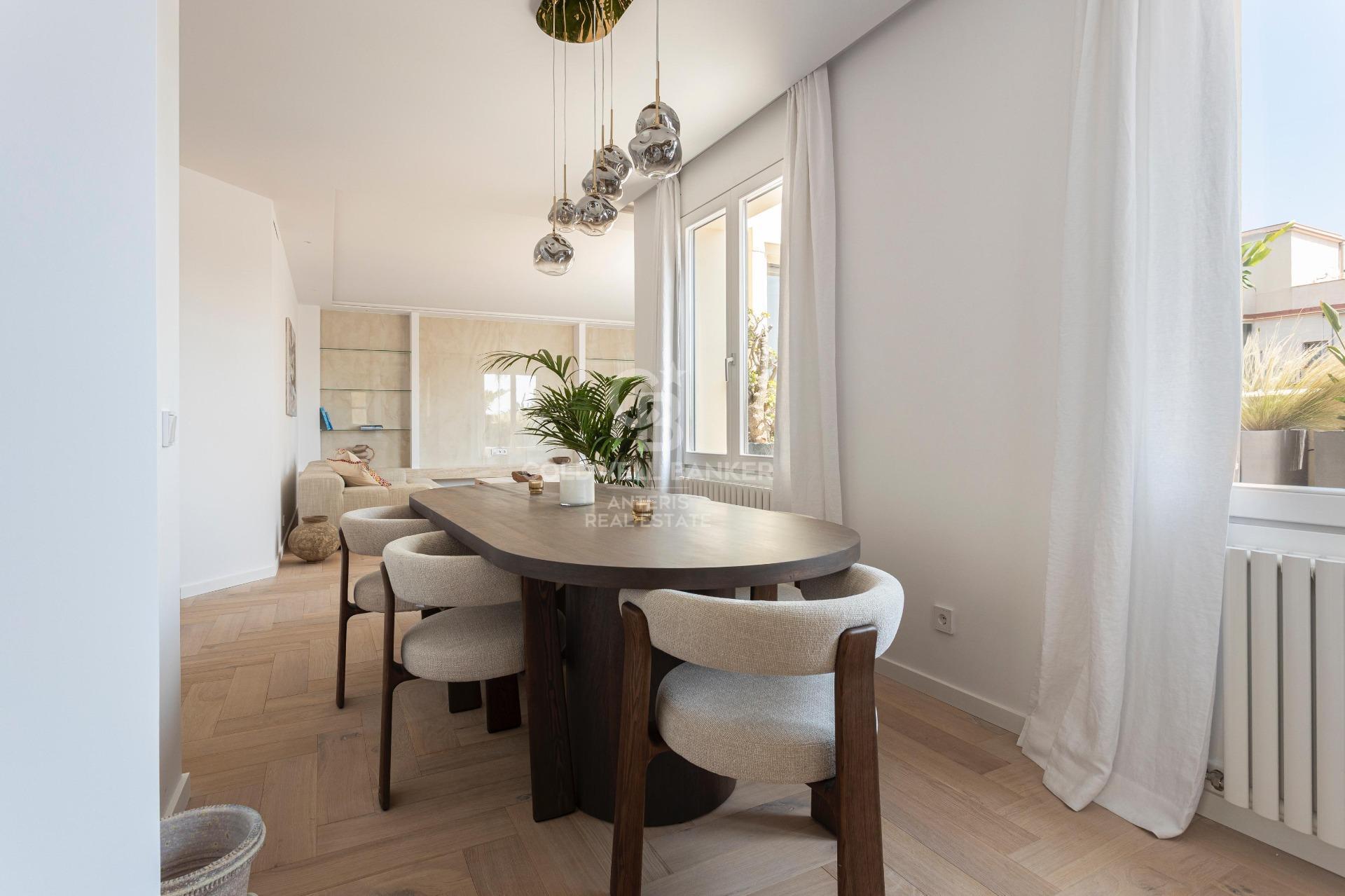 Ático con terraza, reformado y amueblado en la calle Girona