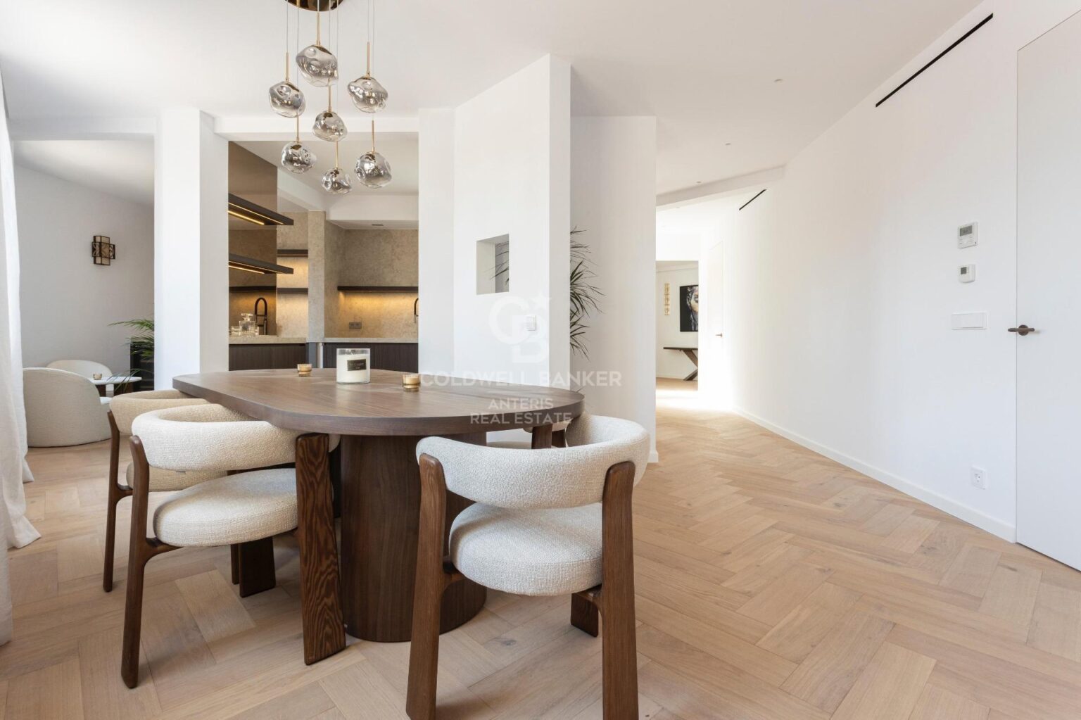 Ático con terraza, reformado y amueblado en la calle Girona