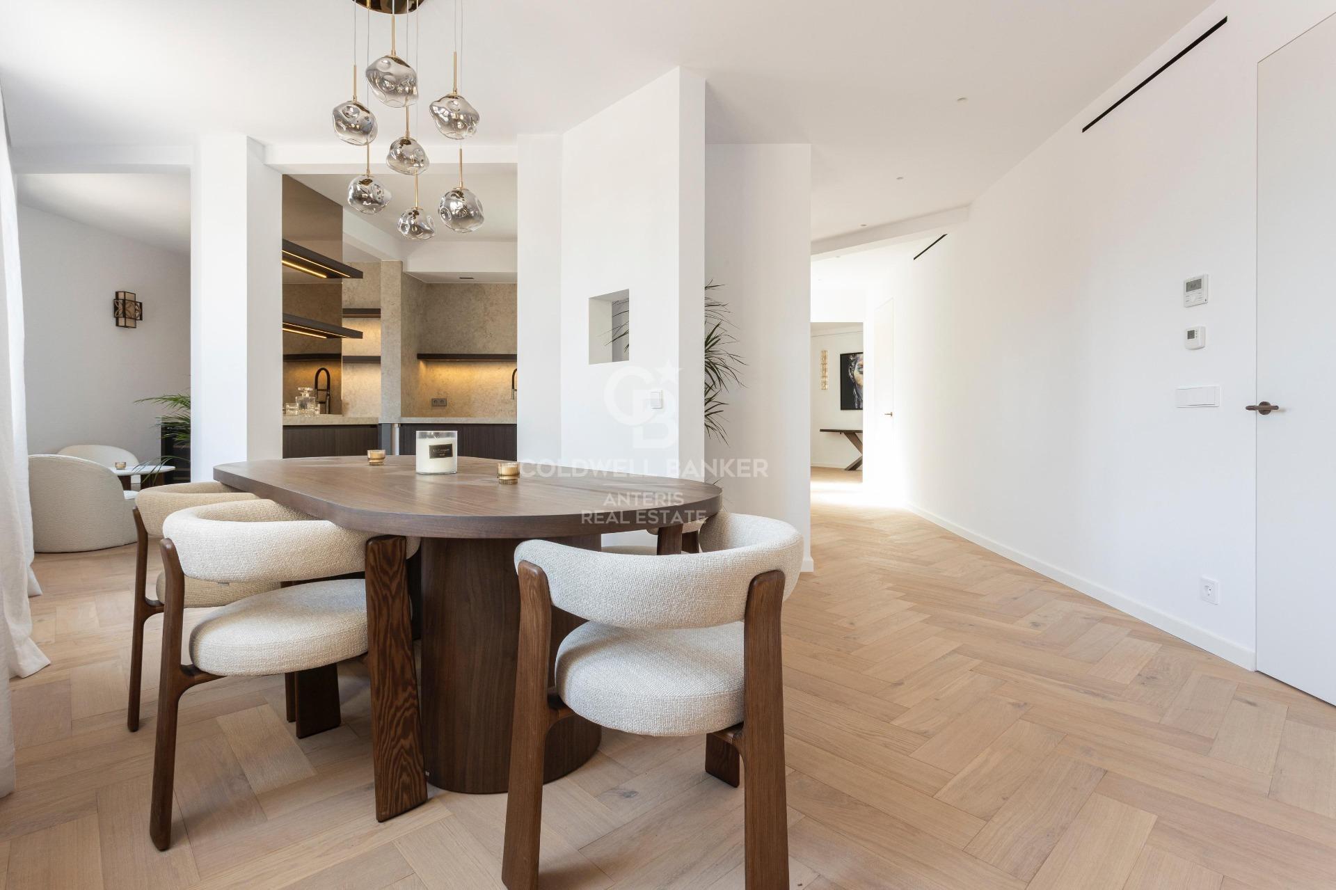 Ático con terraza, reformado y amueblado en la calle Girona