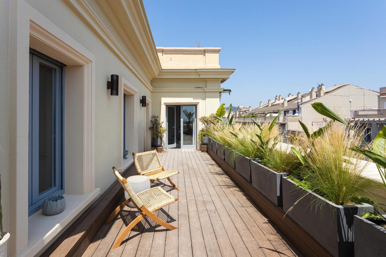 Ático con terraza, reformado y amueblado en la calle Girona