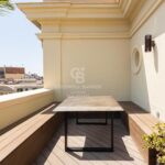 Ático con terraza, reformado y amueblado en la calle Girona