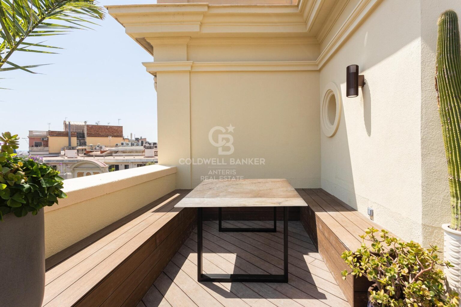 Ático con terraza, reformado y amueblado en la calle Girona