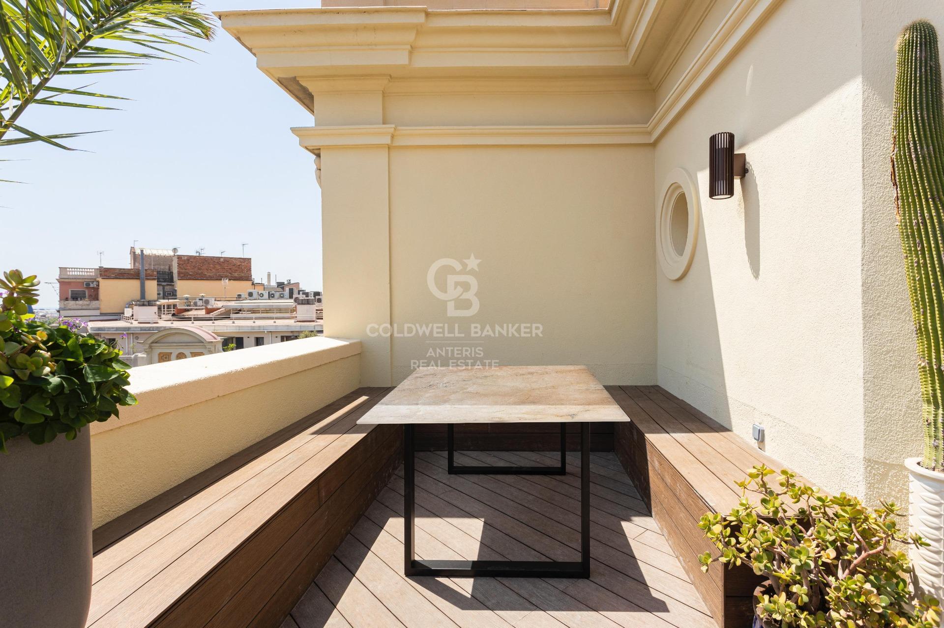 Ático con terraza, reformado y amueblado en la calle Girona