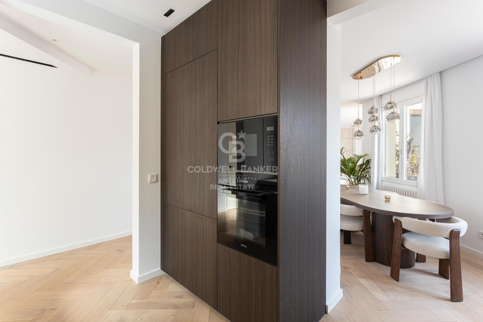 Ático con terraza, reformado y amueblado en la calle Girona