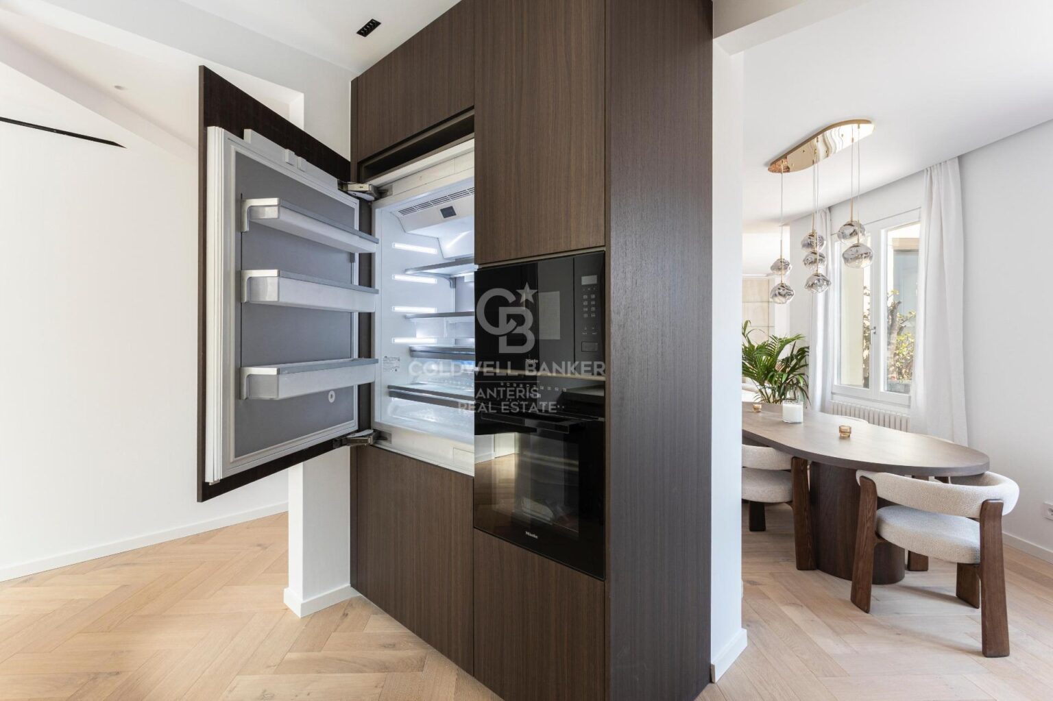 Ático con terraza, reformado y amueblado en la calle Girona