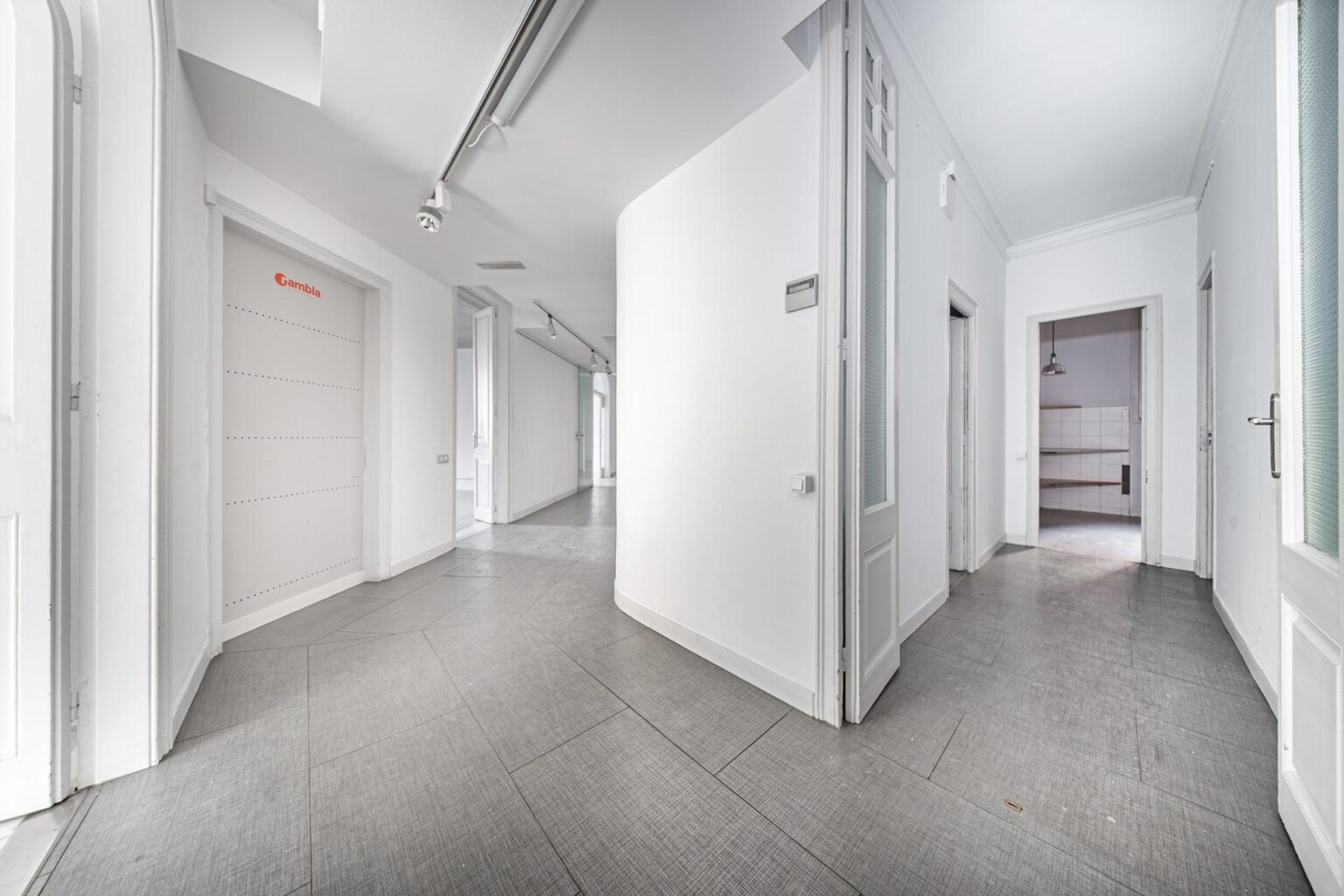 Luminoso y céntrico despacho en alquiler.