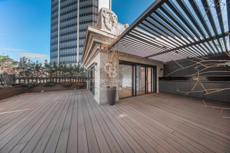 Dwupoziomowy penthouse z miejscami parkingowymi, schowkiem i usługami konsjerża w całkowicie odnowionym budynku