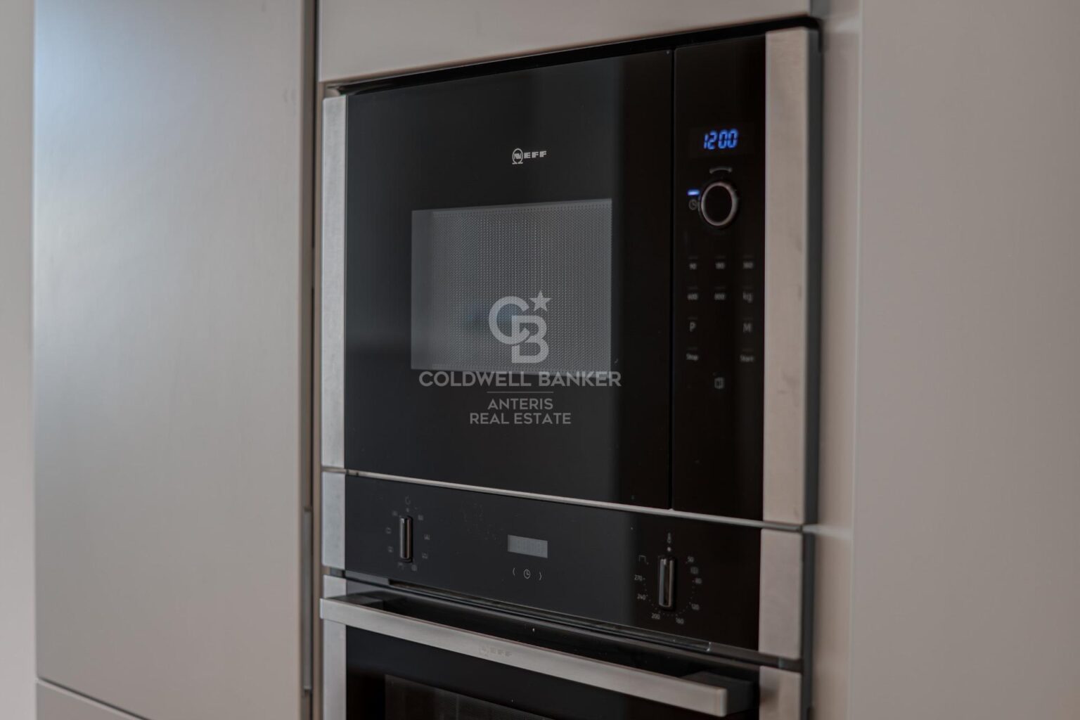 Ático dúplex con plazas de aparcamiento y trastero en una finca del famoso Enric Sagnier